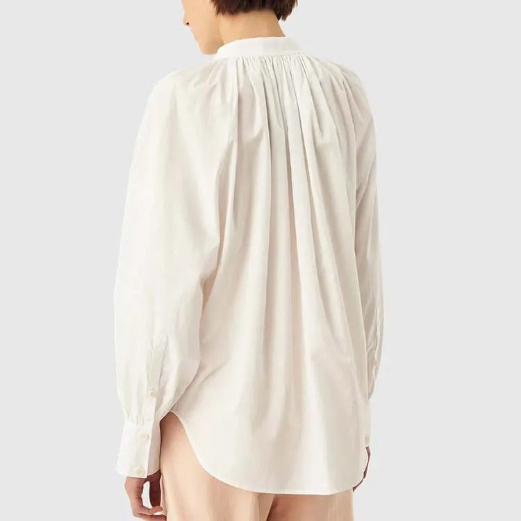 iała bluzka zapinana na guziki z marszczonym dekoltem