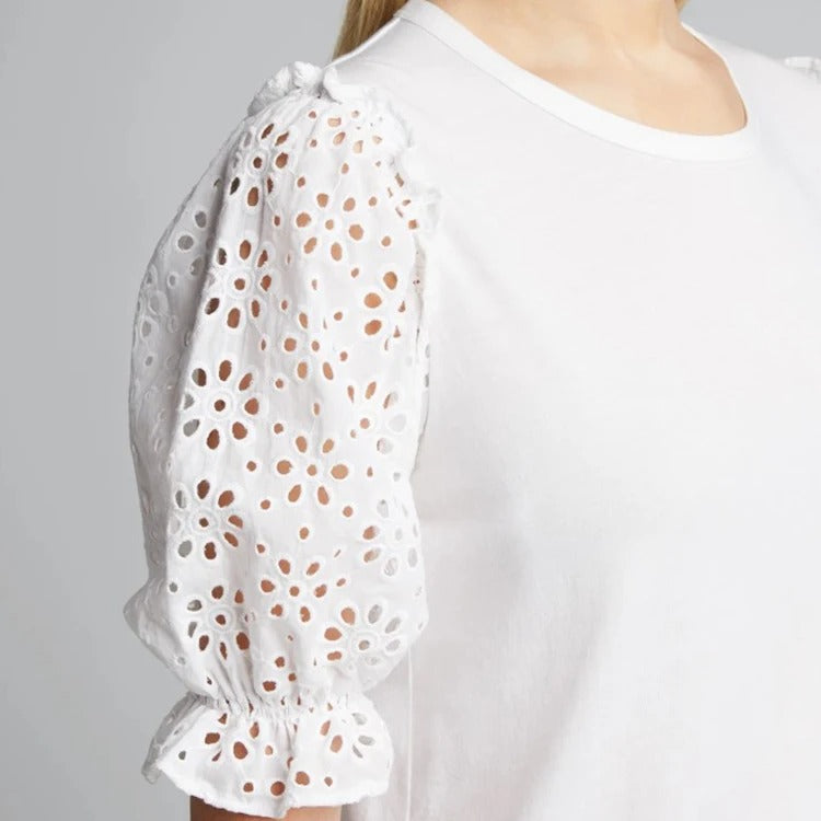 Biały bawełniany top z bufkami z haftem broderie