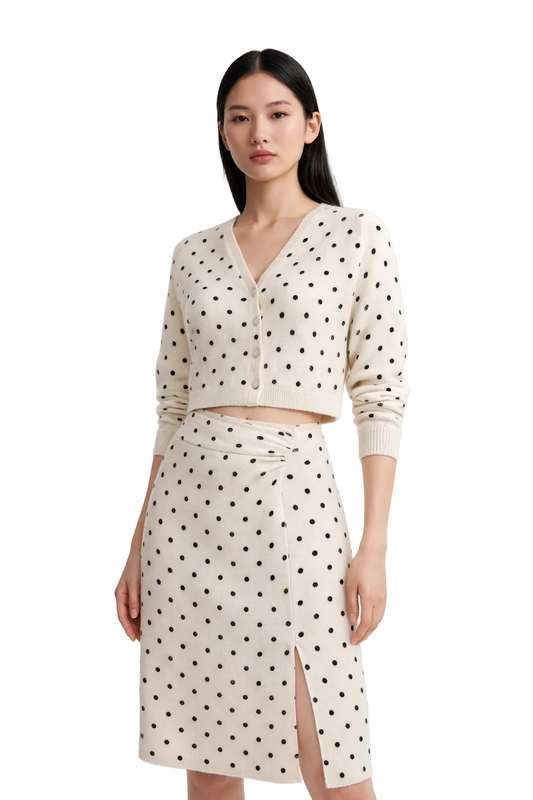 Kremowy dwuczęściowy komplet z czarnym wzorem w grochy