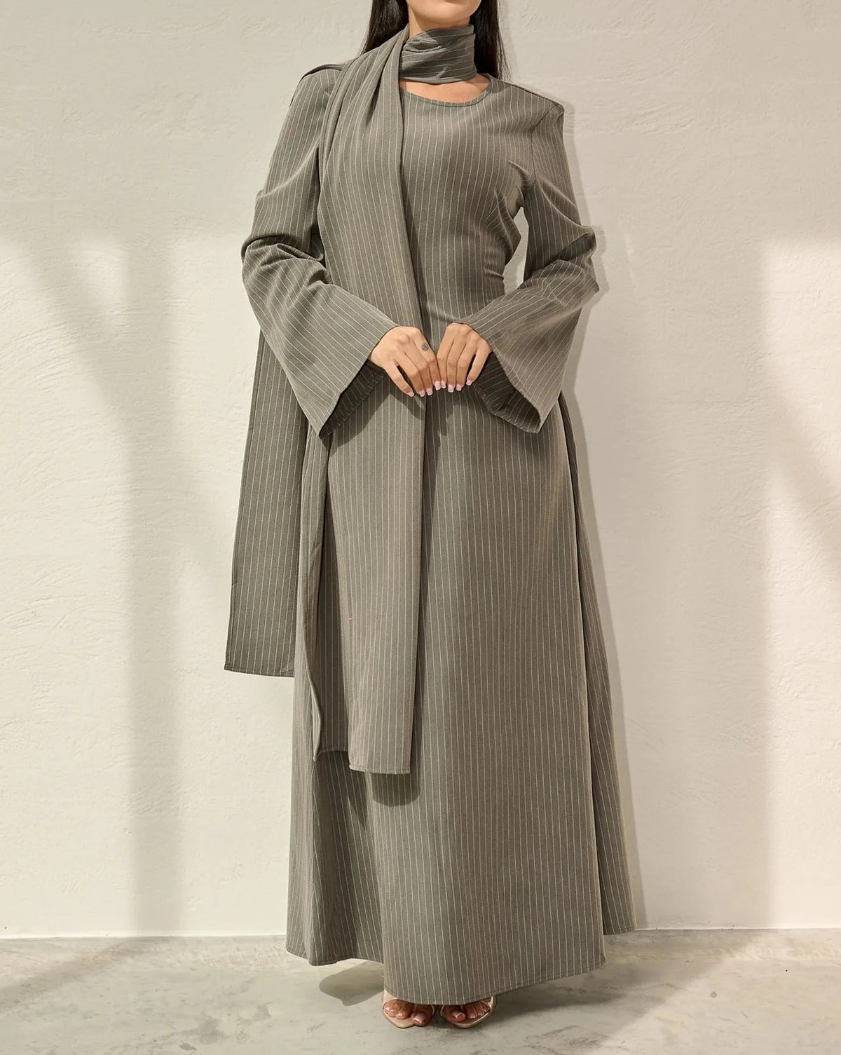 Szara sukienka maxi w cienkie paski z detalem szala