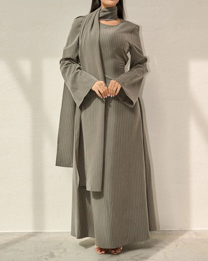 Szara sukienka maxi w cienkie paski z detalem szala
