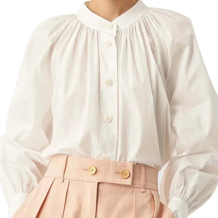 iała bluzka zapinana na guziki z marszczonym dekoltem